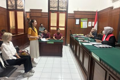 Model asal Rusia, DM, menjalani sidang tipiring di Pengadilan Negeri (PN) Surabaya.