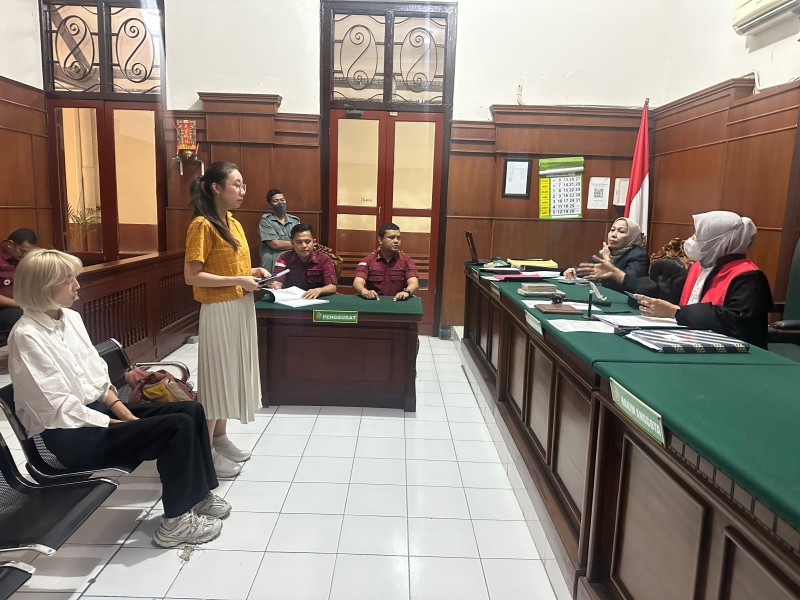 Model asal Rusia, DM, menjalani sidang tipiring di Pengadilan Negeri (PN) Surabaya.