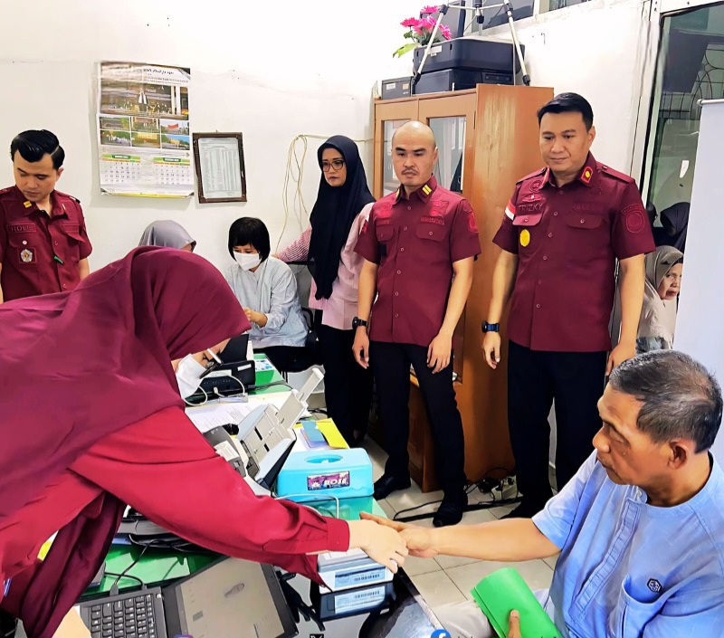 Kepala Kantor Imigrasi Muara Enim, Antonius Frizky didampingi jajaran melihat langsung proses layanan eazy passport bagi calon jemaah haji.