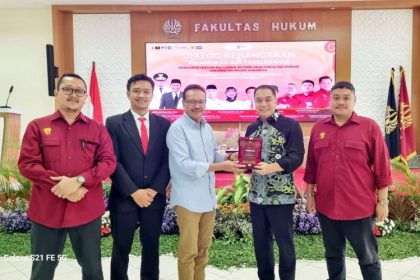 Walikota Surabaya periode 2020-2024, Eri Cahyadi menerima cenderamata pada pelantikan pengurus IKA Fakultas Hukum Universitas Negeri Surabaya.