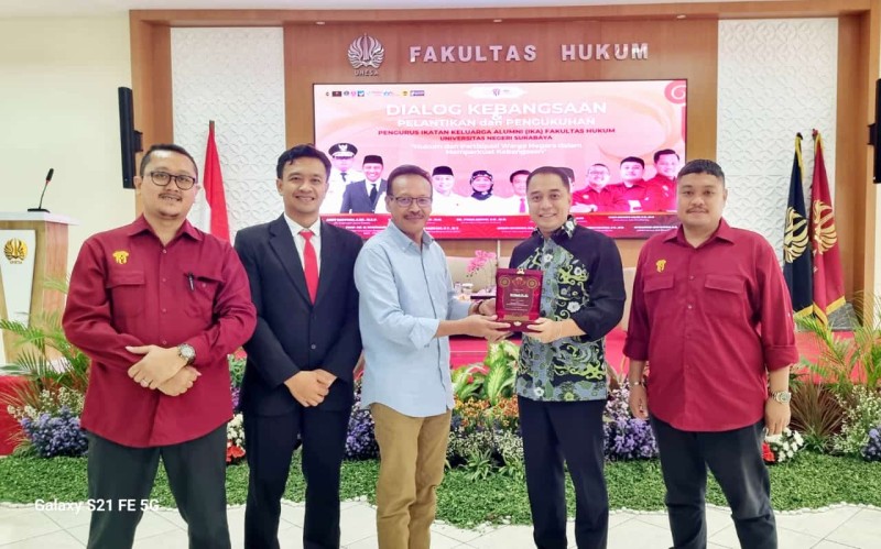 Walikota Surabaya periode 2020-2024, Eri Cahyadi menerima cenderamata pada pelantikan pengurus IKA Fakultas Hukum Universitas Negeri Surabaya.