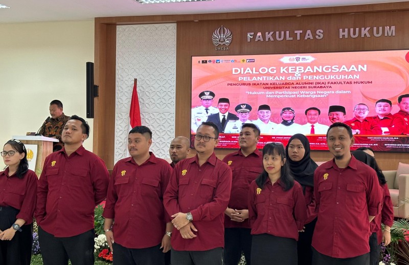 Jajaran pengurus IKA Fakultas Hukum Unesa yang juga ikut dilantik. 