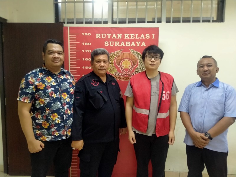 Terdakwa Ronald Tannur dikirimkan ke Rutan Medaeng, Sidoarjo, setelah diambil dari rumahnya di Pakuwon City Surabaya.