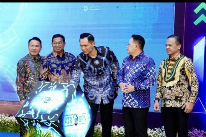 Menteri ATR/BPN Agus Harimurti Yudhoyono mendeklarasikan Kota/Kabupaten Lengkap disaksikan PJ Gubernur Jatim Adhy Kartono (dua dari kanan) di Gedung Grahadi, Surabaya.