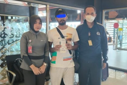 Abideen Zain Ul, warga negara asing (WNA) asal Pakistan dikawal petugas Imigrasi Surabaya dari Bandara Juanda menuju Bandara Internasional Soekarno-Hatta.