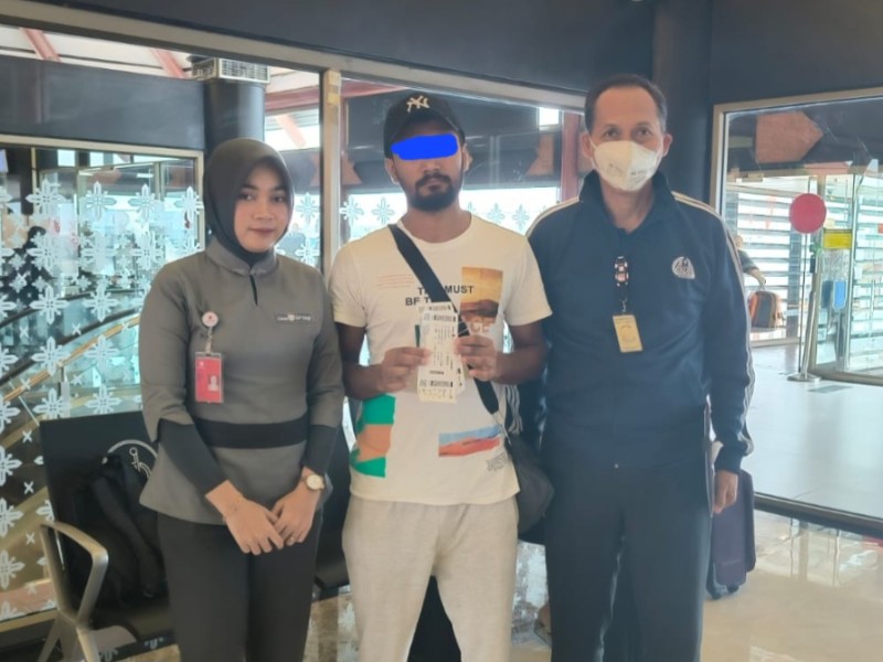 Abideen Zain Ul, warga negara asing (WNA) asal Pakistan dikawal petugas Imigrasi Surabaya dari Bandara Juanda menuju Bandara Internasional Soekarno-Hatta.
