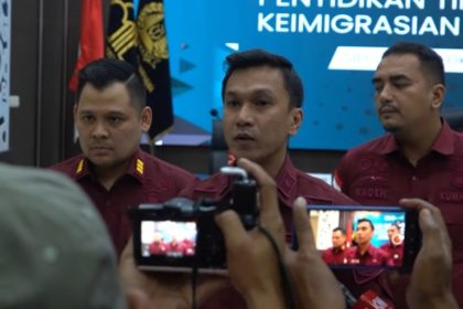 Kabid Intelijen dan Penindakan Keimigrasian (Inteldakim) Kantor Imigrasi Surabaya, Muhammad Novrian Jaya memberikan keterangan kepada wartawan.