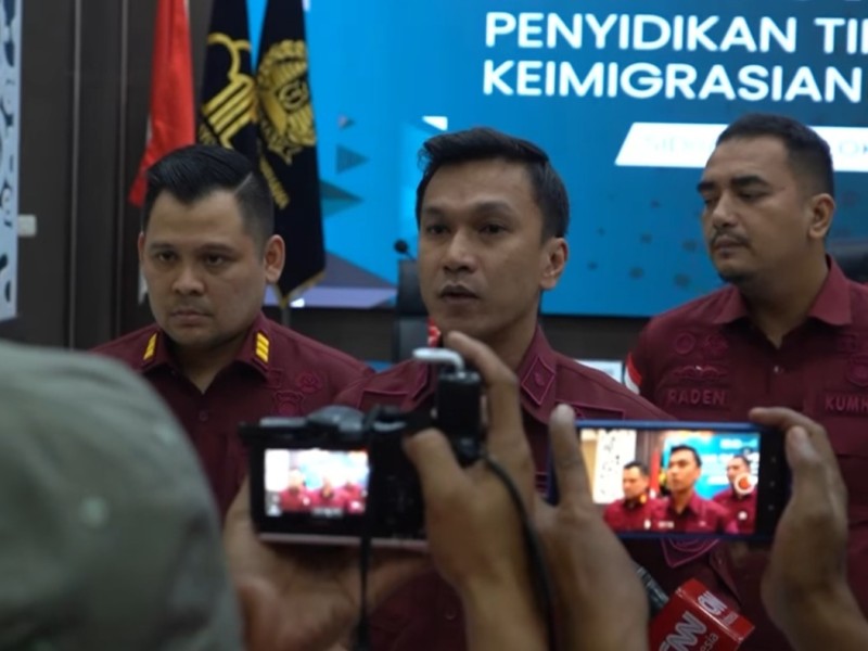 Kabid Intelijen dan Penindakan Keimigrasian (Inteldakim) Kantor Imigrasi Surabaya, Muhammad Novrian Jaya memberikan keterangan kepada wartawan.