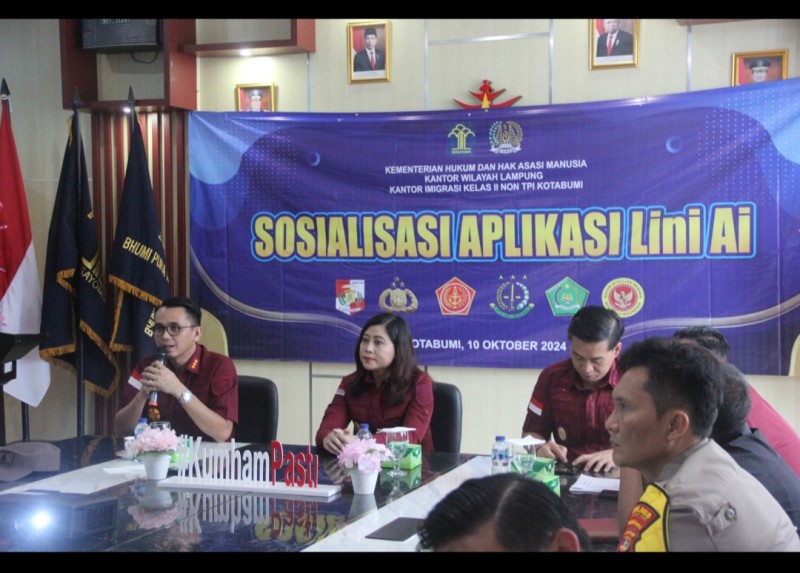 Kabid Inteldakim, Kanwil Kemenkumham Lampung, Mohammad Ridwan memberikan paparan Lini Artificial Intelligence di Kantor Imigrasi Kotabumi.