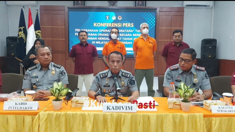 Kepala Divisi Keimigrasian Kanwil Kemenkumham Jawa Tengah, Is Edy Ekoputranto menggelar jumpa pers Operasi Jagratara III untuk wilayah Jawa Tengah.