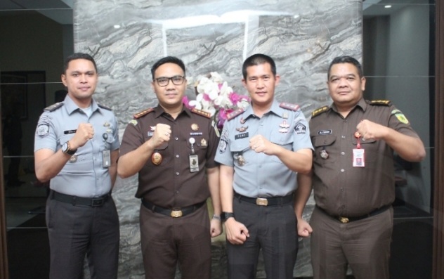 Dari kiri: Muhammad Ridha Gorjie, Kasi Pelayanan Tahanan mendampingi Larutan Tomy Elyus bersilaturahmi dengan Kepala Kejari Surabaya, Ajie Prasetya dan jajaran