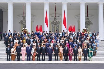 Presiden Prabowo Subianto dan Wakil Presiden Gibran Rakabuming Raka bersama para Kabinet Merah Putih (KMP) dengan 48 kementerian berfoto bersama usai pelantikan beberapa waktu lalu.