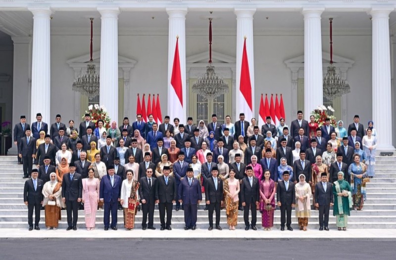 Presiden Prabowo Subianto dan Wakil Presiden Gibran Rakabuming Raka bersama para Kabinet Merah Putih (KMP) dengan 48 kementerian berfoto bersama usai pelantikan beberapa waktu lalu.