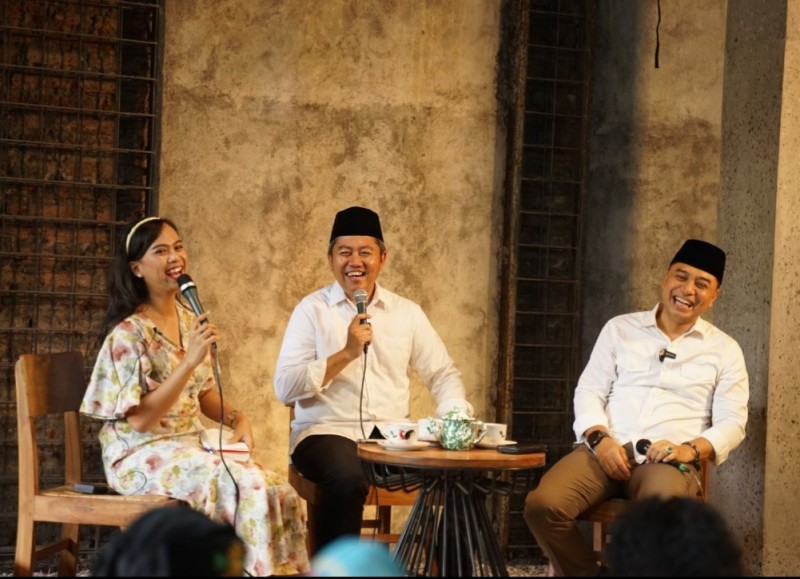 Nampak calon Bupati Sidoarjo, Mas Iin dan calon Walikota Surabaya, Eri Cahyadi, terlihat gayeng membahas Surabaya dan Sidoarjo yang merupakan satu kesatuan yang tidak bisa dipisahkan.