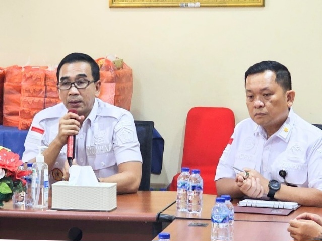 Kepala Kantor Wilayah Kemenkumham Kaltim, Gun Gun Gunawan dan Kepala Divisi Administrasi ldris memberikan penguatan kepada jajaran.