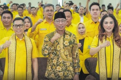 Adies Kadir (kiri) saat menghadiri kegiatan konsolidasi partai bareng kader Golkar se-Provinsi Lampung.