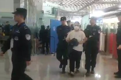 Para pelaku WNA Republik Rakyat Tiongkok (RRT) langsung dijemput petugas imigrasi setempat setiba di airport.