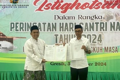 Ketua PCNU Gresik, K.H. Mulyadi, dan Kepala Kantor Pertanahan Kabupaten Gresik, Kamaruddin