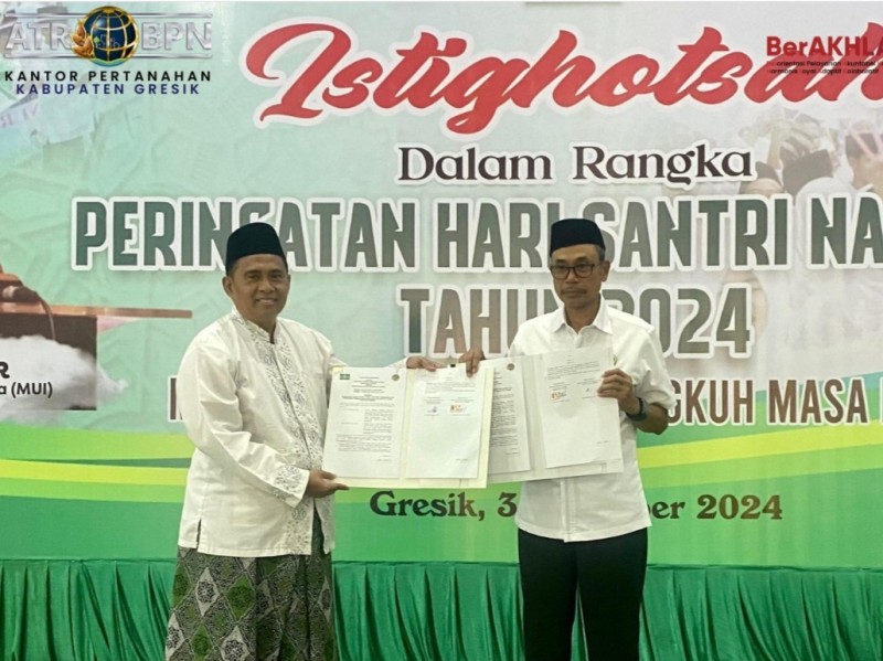 Ketua PCNU Gresik, K.H. Mulyadi, dan Kepala Kantor Pertanahan Kabupaten Gresik, Kamaruddin