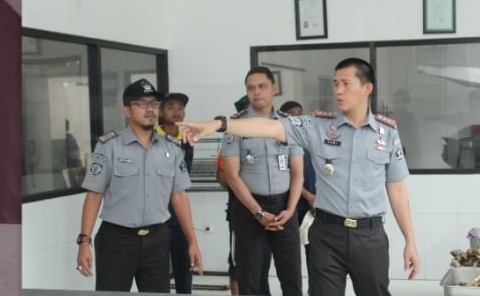Didampingi para jajaran, Karutan Tomi Elyus memastikan kesiapan penuh revitalisasi Dapur Harmoni, kemarin.