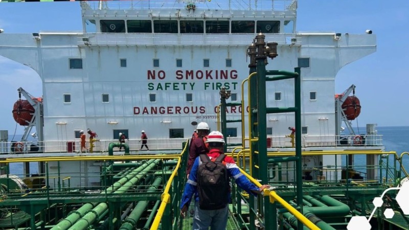 Petugas sedang di kapal berbendera Vietnam di Pelabuhan Tanjung Emas. 