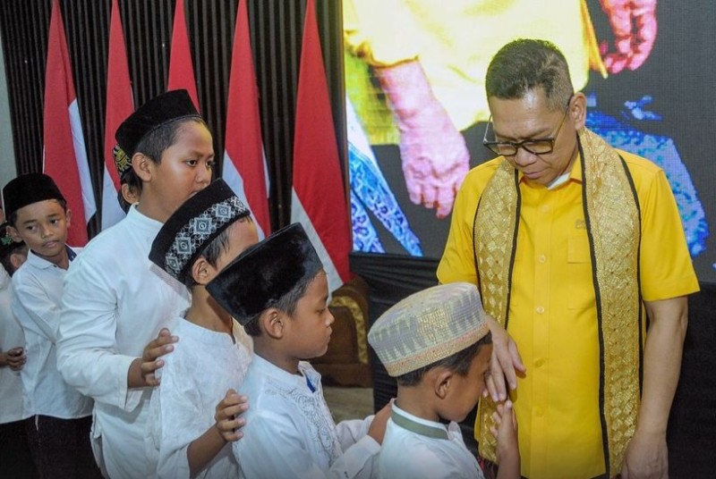 Adies Kadir ikut menyantuni anak-anak panti asuhan pada acara konsolidasi Partai Golkar se-Provinsi Lampung.