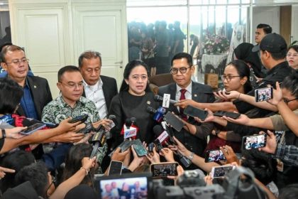 Ketua DPR Puan Maharani didampingi Wakil Ketua Adies Kadir, Sufmi Dasco,Saan Mustofa, dan Cucunya memberikan penjelasan kepada wartawan usai rapat.