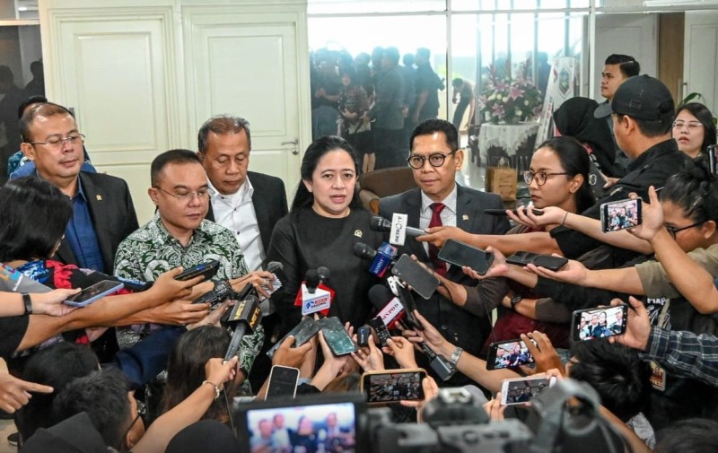 Ketua DPR Puan Maharani didampingi Wakil Ketua Adies Kadir, Sufmi Dasco,Saan Mustofa, dan Cucunya memberikan penjelasan kepada wartawan usai rapat.