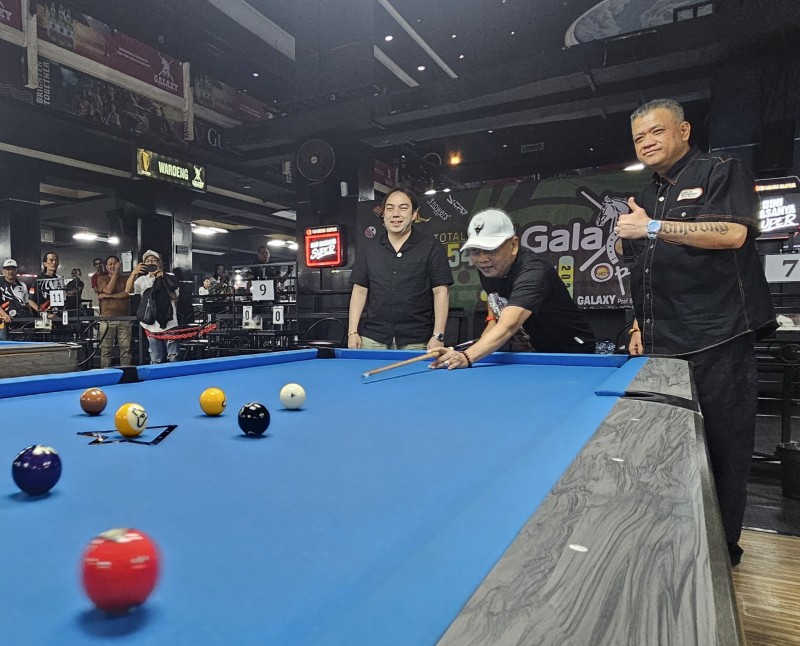 Ketua POBSI Surabaya, Tri Didik Adiono melakukan breake dengan memukul bola tanda dimulai pertandingan disaksikan Hendra Kurniawan dari Carabao Hydration dan Wahjoesi Heroe Santoso Basuki, penyelenggara event.