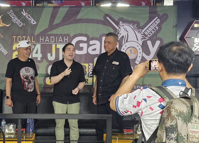 Hendra Kurniawan, dari sponsor utama penyedia meja biliar Xingjue (tengah) dan Ketua POBSI Surabaya Tri Didik Adiono dan Wahjoedi Heroe Santoso Basuki (kanan).