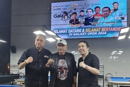 Penyelenggara event turnamen biliar Galaxy Open 2024 Wahjoedi Heroe Santoso Basuki, Ketua POBSI Surabaya Tri Didik Adiono dan Hendra Kurniawan dari Carabao HHydration.