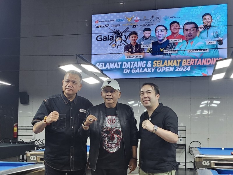 Penyelenggara event turnamen biliar Galaxy Open 2024 Wahjoedi Heroe Santoso Basuki, Ketua POBSI Surabaya Tri Didik Adiono dan Hendra Kurniawan dari Carabao HHydration.