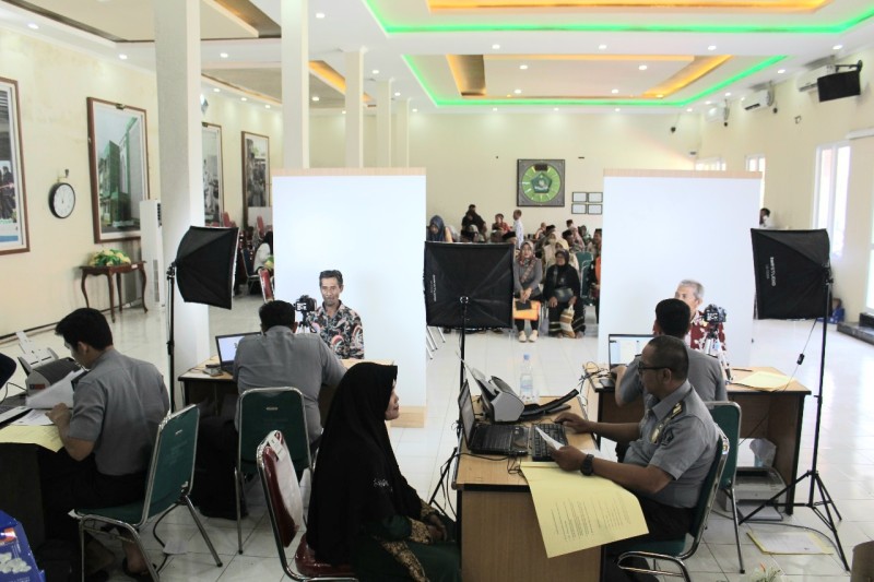 Petugas imigrasi melayani pembuatan paspor bagi calon jemaah haji di Kantor Kementerian Agama Kabupaten Demak.
