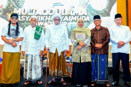 Khofifah bersama sejumlah ulama Jatim dan Gus Miftah.