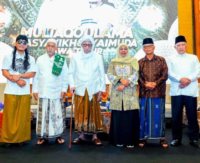 Khofifah bersama sejumlah ulama Jatim dan Gus Miftah.