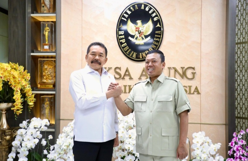 Jaksa Agung, Sanitiar Burhanuddin di Kantor Kejaksaan Agung Republik Indonesia bersama Menteri ATR/BPN Nusron Wahid.