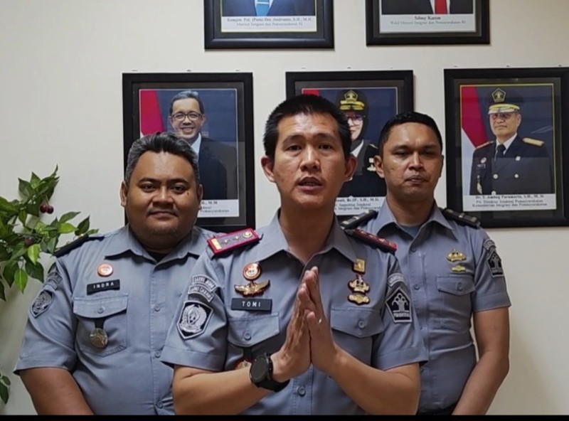 Kepala Rutan Surabaya, Tomi Elyus didampingi para kepala seksi memberikan keterangan terkait pemeriksaan terpidana Ronald Tannur.