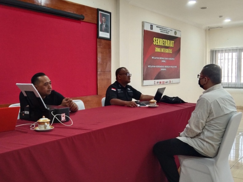 Tim kejaksaan agung memeriksa Ronald Tannur di Rutan Surabaya.
