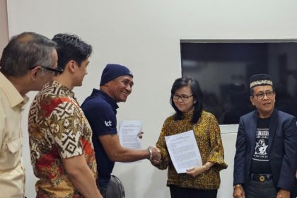 Nouke didampingi kuasa hukumnya, Richard Handiwiyanto bersama yayasan dan manajemen SMAK Gloria 2 didampingi kuasa hukumnya, Sudiman Sidabukke sepakat untuk berdamai.