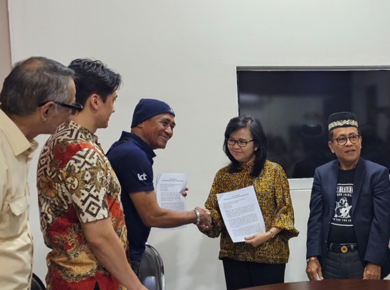 Nouke didampingi kuasa hukumnya, Richard Handiwiyanto bersama yayasan dan manajemen SMAK Gloria 2 didampingi kuasa hukumnya, Sudiman Sidabukke sepakat untuk berdamai.