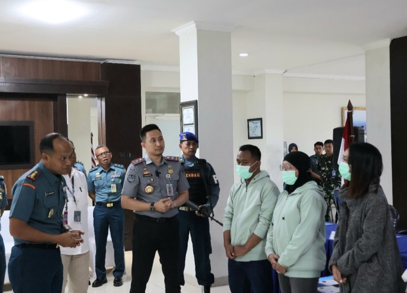 Kepala Kantor Imigrasi Kelas I Khusus TPI Surabaya, Ramdhani didampingi dari petugas Lanudal Juanda menginterogasi terduga pelaku.