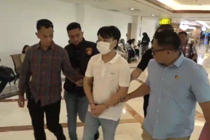 Tersangka Ivan Sugianto diamankan petugas kepolisian di Bandara Internasional Juanda, Sidoarjo.