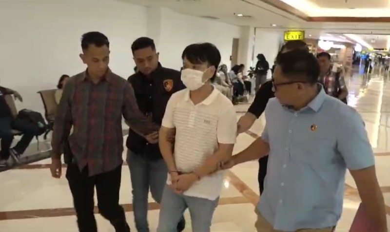 Tersangka Ivan Sugianto diamankan petugas kepolisian di Bandara Internasional Juanda, Sidoarjo.