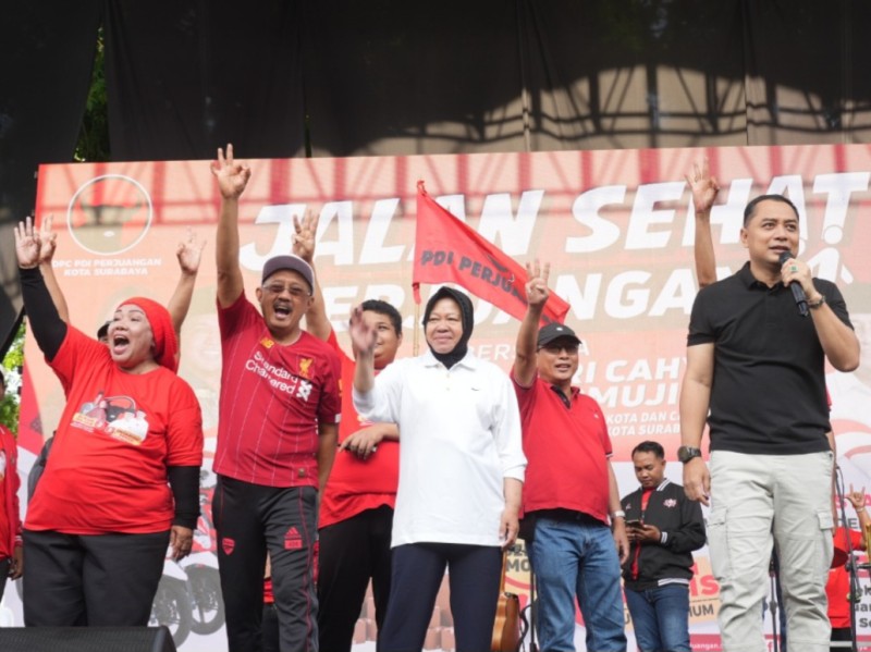 Cagub Risma dan Cawagub Gus Has, Cawali Eri Cahyadi, dan Wawali Armuji di atas panggung menyapa warga sembari meneriakan yel yel