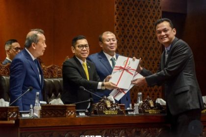 Martin Manurung Wakil Ketua Badan Legislasi menyerahkan UU DKJ hasil revisi kepada Adies Kadir Wakil Ketua DPR sekaligus pemimpin Sidang Paripurna, Selasa (19/11/2024) di gedung Nusantara II Kompleks Parlemen Senayan Jakarta.