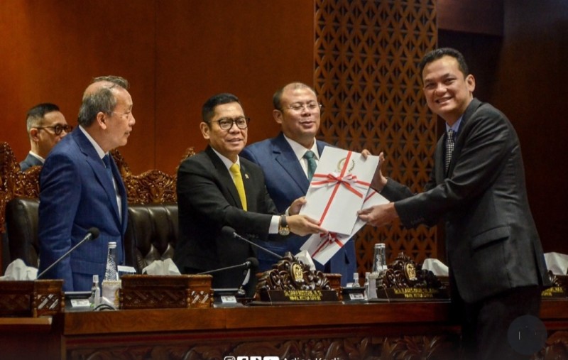 Martin Manurung Wakil Ketua Badan Legislasi menyerahkan UU DKJ hasil revisi kepada Adies Kadir Wakil Ketua DPR sekaligus pemimpin Sidang Paripurna, Selasa (19/11/2024) di gedung Nusantara II Kompleks Parlemen Senayan Jakarta.