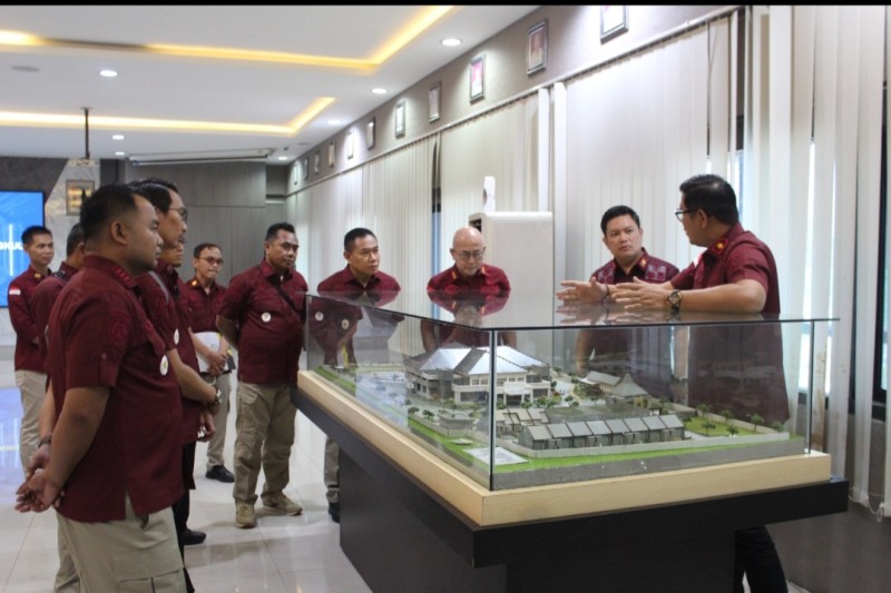Kakanim Semarang Guntur Sahat Hamonangan memberikan penjelasan kepada rombongan Imigrasi Bengkulu menyoal rencana pembangunan gedung baru.