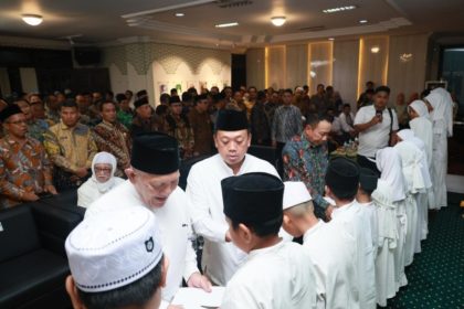 Menteri Nusron Wahid menyantuni anak-anak yatim piatu didampingi Kakanwil BPN Jatim, Lampri saat di Kantor PWNU Jawa Timur.