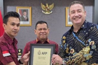 Kepala Bidang Intelijen dan Penindakan Keimigrasian (Inteldakim) Novrian Jaya menerima penghargaan dari Senior Officer Steven Lindner, Liaison Officer Chad Aston disaksikan Lukman Anas.