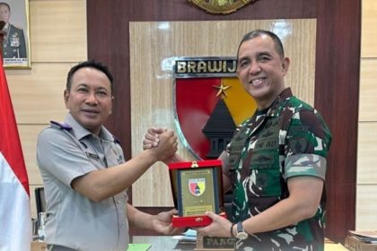 Pangdam V/Brawijaya Mayjen TNI Rudy Saladin, M.A memberikan cenderamata kepada Kakanwil BPN Lampri.